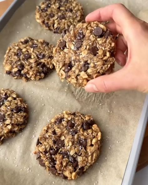 Healthy Eating on Instagram: "Say "YUM" if you would eat these SNICKERS OAT COOKIES 🤯 by @lindsay.keosayian 

These will not last long! Plus they will make your kitchen smell amazing 😍

You’ll need:
1 ripe banana (mashed)
¼ cup organic peanut butter (or any nut butter)
1 tbsp pure maple syrup (optional)
1 cup rolled oats (I used sprouted, gluten-free)
1/3 cup dark chocolate chips 
1/3 cup chopped organic peanuts

1. In a small bowl, combine the mashed banana, peanut butter and maple syrup.
2. Stir in oats.
3. Fold in chocolate chips and chopped peanuts.
4. Scoop onto a lined baking sheet and flatten (this batch made 6 cookies). Add more chips on top if desired.
5. Bake in the oven for 10-12 minutes at 375F.
6. Remove from oven, add flaky sea salt (optional), and enjoy! 💕
.
.
.
.
#oatcoo Snickers Oat Cookies, Lindsay Keosayian, Snack Smoothie, Banana Peanut Butter, Organic Peanut Butter, Kitchen Smells, Appetizers Easy Finger Food, Oat Cookies, Xmas Cookies