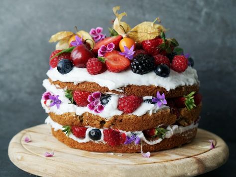 Summer Solstice Party Ideas | From Food to Drinks To Ambiance Gardening Therapy, Summer Solstice Party, Garden Party Recipes, Solstice Party, Solstice Celebration, Layer Cake Recipes, Best Party Food, Desserts Vegan, Berry Cake