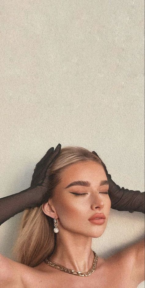 Brow Stylist, Jewellery Photography Inspiration, Summer Picture Poses, Feed Insta, Branding Photoshoot Inspiration, Goth Beauty, Model Inspo, Photoshoot Concept, Aesthetic Women