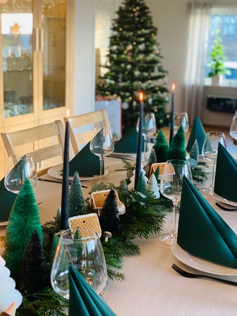 Green Christmas Centerpieces, Green Christmas Table Decor, Dark Green Christmas Decor, Winter Table Decorations, Green Christmas Decor, Luxe Christmas, Green Tablescape, White Christmas Party, Green Christmas Decorations