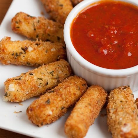 Panko Mozzarella Sticks Homemade Mozzarella Sticks, Recipe Appetizers, Mozzarella Sticks, Emergency Food, Finger Food Appetizers, Football Party, Fried Food, Marinara, Food Cravings