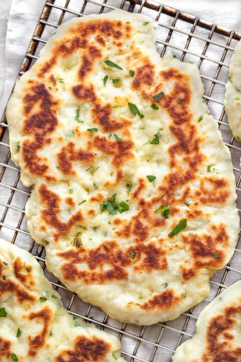 Garlic And Butter Flatbread Recipe, Healthy Flatbread Recipes, Savoury Pastry Recipe, Savoury Pastry, Garlic Flatbread, Easy Flatbread Recipes, Stuffed Breads, Cultural Foods, Recipe With Garlic