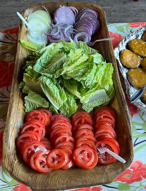 Burger Display Ideas, Burger Tray Ideas, Burger Condiments Platter, Burger Table Setting, Burger Bar Display, Elevated Cookout Food, Hamburger Hotdog Station, Cookout Set Up, Burgers For A Party