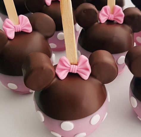 Minnie Mouse Sweets, Minnie Mouse Treat Ideas, Minnie Mouse Strawberries, Minnie Mouse Chocolate Strawberries, Minnie Mouse Apples, Minnie Mouse Treats Sweets, Minnie Mouse Dessert Table Ideas, Minnie Mouse Treats, Minnie Mouse Strawberry Covered