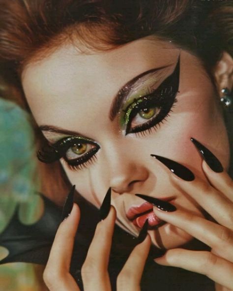 Glitter_monsters †★ Retro ★ Ai (@the_rockamonsters) • Fotos y vídeos de Instagram Rock N Roll Aesthetic Makeup, Glam Rock Photography, Glitter Rockstar Makeup, Retro Editorial Makeup, Glam Monster Makeup, Vamp Makeup, 60’s Makeup, Disco Makeup, Bold Eyeliner