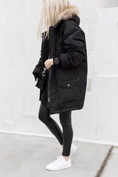 Parka Outfit, Black Parka, Winter Outfits Warm, Cold Weather Outfit, White Minimal, Woman In Black, Foto Tips, Bohol, Minimal Classic