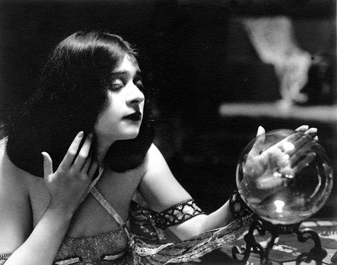 Theda Bara, Silent Film Stars, Vintage Witch, Slenderman, Silent Movie, Fortune Teller, Witchy Woman, Silent Film, Mesopotamia