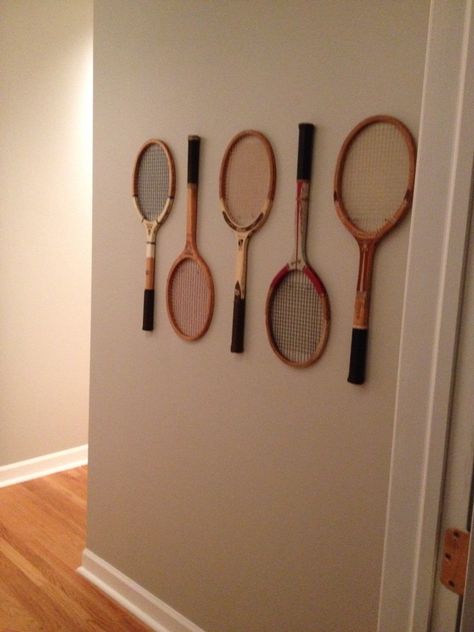 Hang Tennis Rackets On Wall, Old Tennis Rackets Ideas, Old Rackets Decor, Tennis Racket Display, Racket Wall Decor, Tennis Racket On Wall, Wooden Tennis Racket Decor, Old Tennis Racket Decor, Antique Tennis Racket Decor