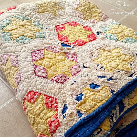 Spring Mantel, Quilt Display, Wet Felting Projects, Diy Xmas Gifts, Quilting Frames, Thrift Store Crafts, Heirloom Quilt, Country Quilts, Old Quilts