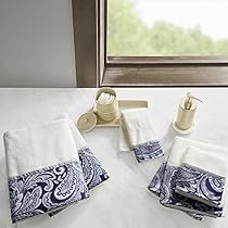 How To Fold Towels, Traditional Style Decor, Bath Towels Luxury, Spa Towels, Fingertip Towels, Madison Park, Bath Linens, Bath Towel Sets, Paisley Design