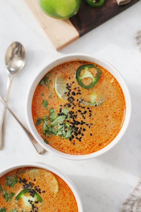 Perfect soup to warm up in this chilly season! Spicy and fresh Thai peanut soup with chicken. #recipe #souprecipe #thaipeanut Thai Peanut Curry Soup, Spicy Soup Recipes Easy, Spicy Veggie Soup, Spicy Soup For Colds, Thai Peanut Soup, Wellness Soup, Spicy Peanut Soup, Spicy Bean Soup, Spicy Thai Soup