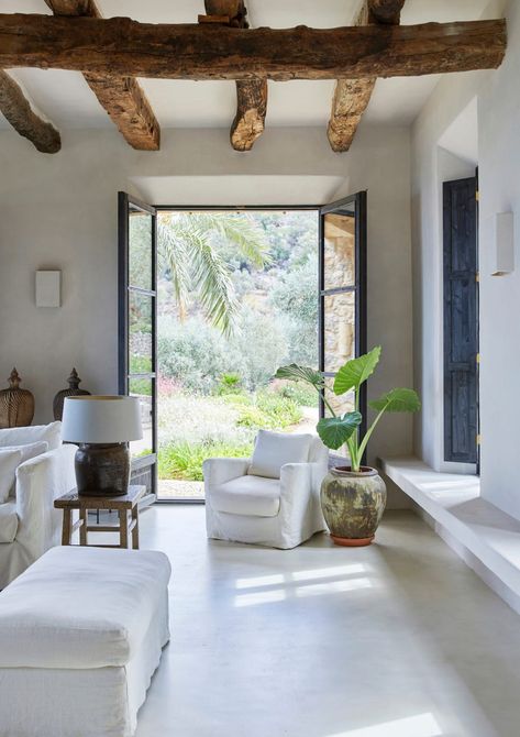 casa en Mallorca de diseno rustico moderno blanco Spanish Living Room, Tuscan Garden, Spain Design, Seaside Living, White Sofa, Cottage Renovation, Farm Cottage, White Cottage, White Sofas