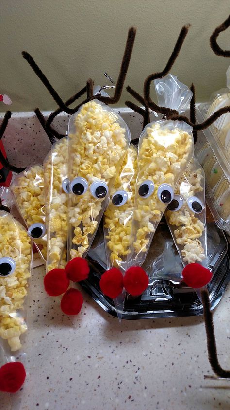 Christmas Class Treats, Kindergarten Christmas Party, Classroom Christmas Party, Christmas Party Snacks, Reindeer Noses, School Christmas Party, Easy Christmas Treats, Cracker Jack, Classroom Treats