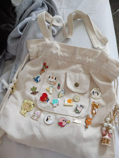 Enamel Pin Bag Ideas, Tote Bag With Pins, Pins On Bag, Bag With Pins Aesthetic, Bag With Pins, Bag Pins Aesthetic, Sewing Styles, My Tote Bag, Decorated Tote Bags