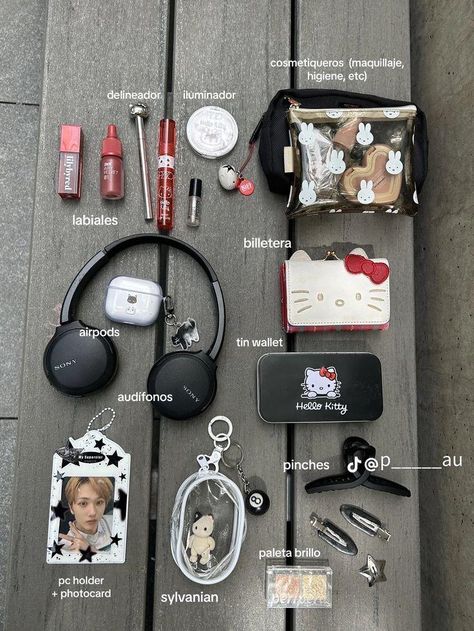 What's In My Bag Aesthetic, Mochila Kpop, Everyday Bag Essentials, What's In My Bag, School Bag Essentials, Backpack Essentials, Makeup Bag Essentials, Inside My Bag, Aesthetic Bags