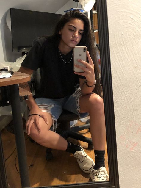 Tomboy Party Outfit Style, Tomboy Lesbian Style, Masc Outfit Ideas For Women, Stem Lesbian Outfit Ideas, Lesbian Tomboy Outfits, Stud Outfit Ideas, Tomboy Pictures, Tomboy Selfie, Edgy Tomboy Fashion