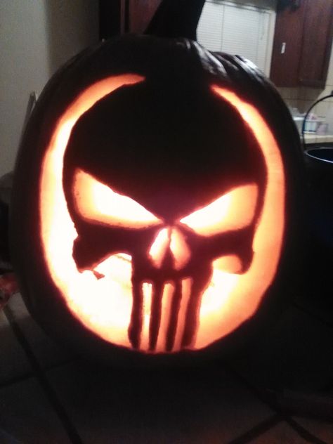 Punisher holloween pumpkin carving.skull. Boogeyman Pumpkin Carving, Punisher Pumpkin Carving, Round Pumpkin Carving Ideas, Pumpkin Carving Ideas Skull, Skull Pumpkin Carving Ideas, Pumpkin Skull Carving, Pumpkin Carving Skull, Skull Jackolantern, Marvel Pumpkin Carving