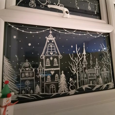 Chalk Windows Christmas, White Chalk Christmas Window, House Chalkboard Ideas, Christmas Window Art Template, White Chalk Window Art Christmas, Chalk Marker Window Christmas, Winter Window Chalk Art, Christmas Painting Window, Chalk Window Art Christmas