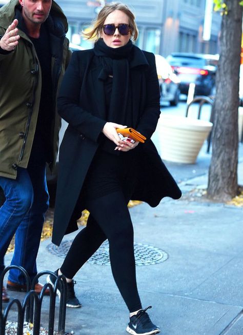 Adele looks chic in New York as she reveals she HAS written about ex-boyfriend… Adele Fashion, Adele Style, Slay Girl, Outfits To Copy, New York Street Style, Total Black, Looks Chic, Waist Jeans, Celebrity Look