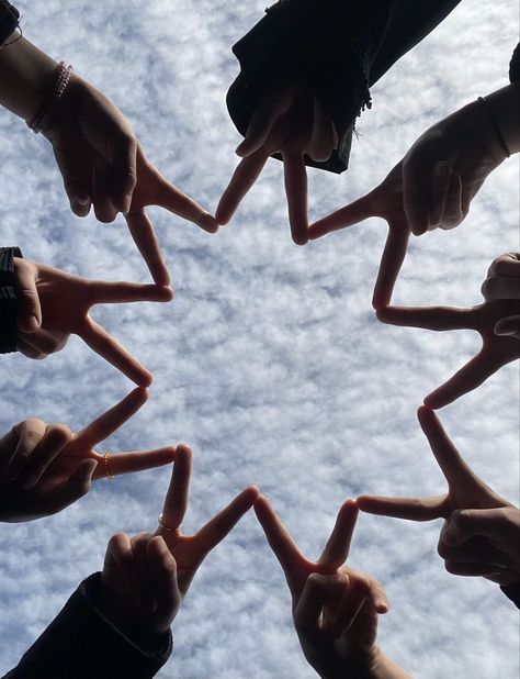 Cute Friend Poses, Group Picture Poses, Friendship Pictures, Sisters Photoshoot Poses, Best Friends Forever Images, Bff Hands Aesthetic, Best Friend Pictures Tumblr, Friend Pictures Poses, Straykids Hyunjin Photoshoot