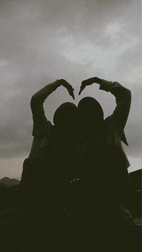 Your My Soulmate, Fake Best Friends Photo, Brown Eyes Aesthetic, Hidden Faces, Friendship Photos, Sister Poses, Best Friend Pictures Tumblr, Dark Landscape, Beautiful Ocean Pictures