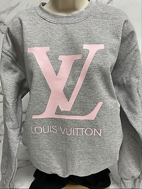 Pink Louis Vuitton, Lv Print, Versace Sweater, Louis Vuitton Logo, Louie Vuitton, Trendy Shirt Designs, Vinyl Shirts, Logo Sweatshirt, Favorite Sweater