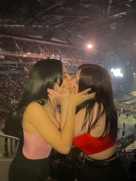 Friends Girls Two Kisses, Hickies Neck Wlw, Besties Kiss, Wlw Kiss Tounge Black, Best Friends Kiss, Best Friend Kiss, Wlw Aesthetic Kiss, Wlw Kiss Spicy, Kissing Aesthetic