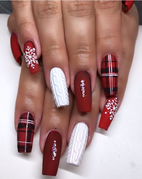 Christmas Nails Knomes, Christmas Nails Buffalo Plaid, Plaid Xmas Nails, Tartan Nails Christmas, Christmas Flannel Nails, Red Plaid Nail Designs, Red Plaid Christmas Nails, Plaid Sweater Nails, Plaid Nails Designs