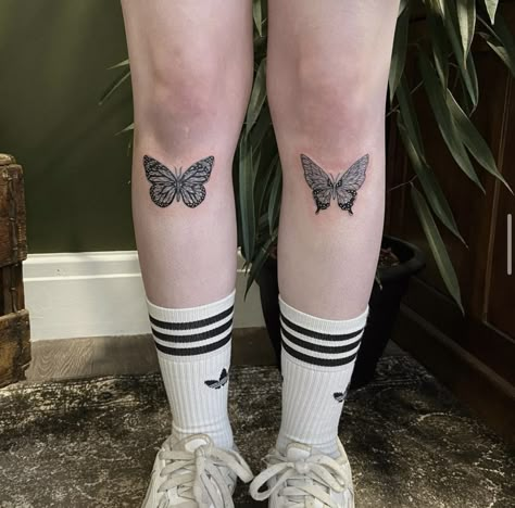 Under Knee Tattoos Women, Tattoo Pierna Mujer, Tattoo Ideas Geometric, Over The Knee Tattoo, Knee Tattoo Ideas, Tattoo Pierna, Knee Tattoos, Simple Tattoos For Women, Rune Tattoo