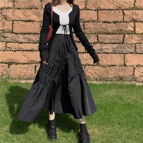 Black Flowy Skirt Outfit, Black Skirt Outfit Aesthetic, Black Long Skirt Outfit, Long Skirt Outfits Korean, Long Skirt Outfits Aesthetic, Long Black Skirt Outfit, Long Skirt Aesthetic, Black Maxi Skirt Outfit, Skirt Outfits Aesthetic