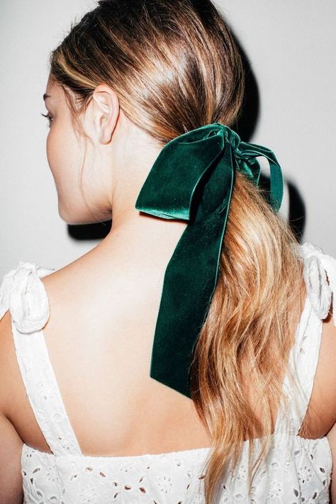 Hair Tip. Tie a velvet bow around a low ponytail for extra pizzazz. Hairstyles With Bows, Trendy We Fryzurach, Velvet Hair, Good Hair Day, Velvet Bow, Hair Envy, Hair Dos, Gorgeous Hair, Green Velvet