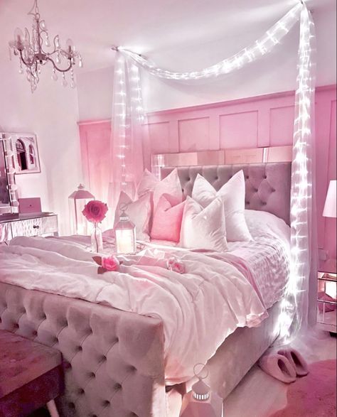 Extra Small Bedroom Ideas Cozy, Cute Girly Bedroom Aesthetic, Pink Room Ideas For Teens, Teen Pink Room, Pink Accent Wall Bedroom, Girly Bedroom Ideas For Women, Pink Room Decor Ideas, Aesthetic Pink Bedroom, Bedroom Ideas Pink