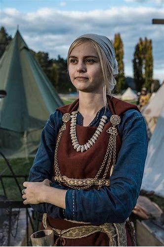 finnish iron age peplum - Bing images Iron Age Finnish Clothing, Traditional Finnish Clothing, Iron Age Clothing, Vikings Clothes, Anglo Saxon Clothing, Nordic Clothing, Finnish Clothing, Viking Garb, Aged Clothing