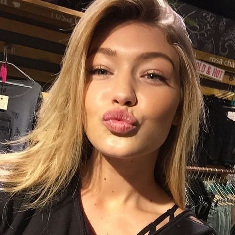 Things Make Me Happy, Gigi Hadid Hair, Bella Hadid Makeup, Gigi Hadid Beauty, Prettiest Celebrities, Bella Gigi Hadid, Gigi Hadid Style, Hadid Sisters, Hadid Style