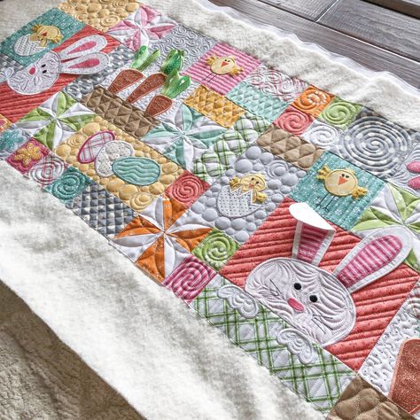 Sewing Table Runners, Sewing Machine Table Diy, Kimberbell Designs, Sewing Machine Table, Bunny Quilt, Easter Pillows, Start Quilting, Flower Quilts, Cute Quilts