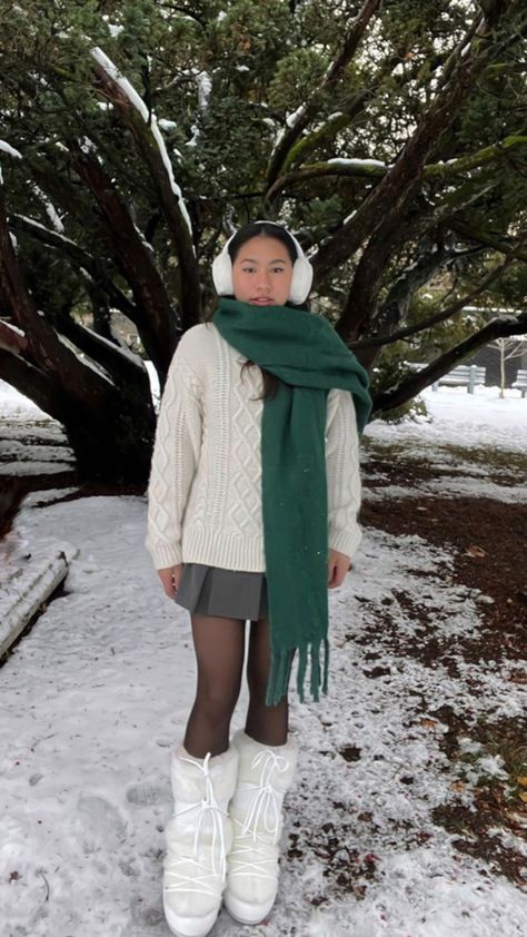 Green Scarf Outfit Winter, Chunky Knit Scarf Outfit, Winter Wonderland Outfit Ideas, Green Scarf Outfit, White Scarf Outfit, Chunky Scarf Outfit, Knit Scarf Outfit, Big Scarf Outfit, Green Christmas Outfit