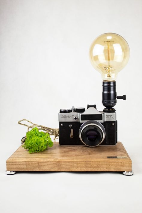 Vintage Camera Decor, Camera Decor, Fotocamere Vintage, Wood Lamp Design, Camera Lamp, Joy Gifts, Stylish Table Lamps, Lamp Retro, Star Lamp