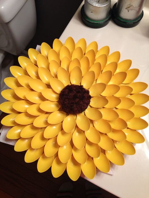 Pool Noodle Wreath, Upcycle Home, Summer Wreaths For Front Door, Sunflower Birthday Parties, Plastic Spoon Crafts, Sunflower Crafts, Sunflower Party, Flip Flop Wreaths, Sunflower Baby Showers