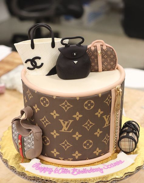 Louis Vuitton Handbag Birthday Cake Luxury Party Favors, Themed Cake Ideas, Louis Vuitton Birthday Party, Cake Ideas For Birthday, Louis Vuitton Birthday, Fashionista Cake, Louis Vuitton Cake, Gucci Cake, Handbag Cakes