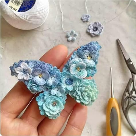 Appliques Au Crochet, Crochet Butterfly Free Pattern, Crochet Butterfly Pattern, Irish Crochet Patterns, Crochet Brooch, Crochet Flowers Free Pattern, Crocheted Flowers, Form Crochet, Crochet Butterfly