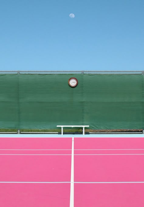 ignant_photography_hayley-eichenbaum_014 Wes Anderson Aesthetic, Madonna Inn, Line Photography, Tennis Aesthetic, Open Roads, Minimal Photography, Instagram Famous, Tennis Club, Tennis Courts