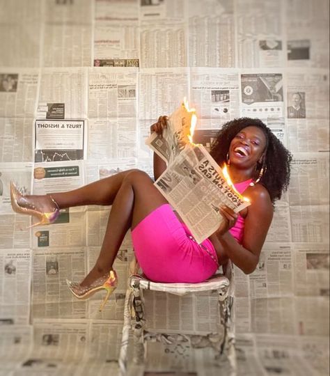 Newspaper Backdrop, Newspaper Photoshoot, Diy Photoshoot, Photoshoot Tips, Newspaper Photo, Photoshoot Backdrops, 21st Birthday Photoshoot, Beautiful Photoshoot Ideas, Studio Photography Poses