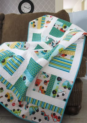 I like the full strip across the bottom and the different fabrics through out with the solid white strips. Also contrasting binding! Quilts For Babies, Scrap Crafts, Quilts For Kids, Baby Quilt Ideas, Cot Quilt, Start Quilting, Kids Quilts, Childrens Quilts, Toddler Quilt