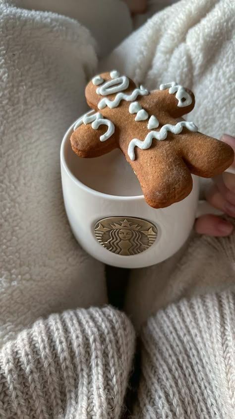 Winter Aesthetic Coffee, Winter Wallpaper Cute, Winter Snapchat, Cute Winter Aesthetic, Bedroom Fairy Lights, Winter Aesthetic Snow, Creative Collage, Aesthetic Snow, نباتات منزلية