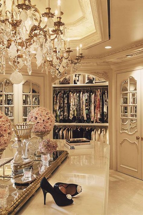 Pinterest’s best walk in wardrobes: inspiration photos – Vogue Australia Walk In Closet Luxury, Elegant Closet, بيوت ملكية, Pretty Closets, Dream Closet Design, Beautiful Closets, Walk In Closet Design, Luxury Closets Design, Dream Closets