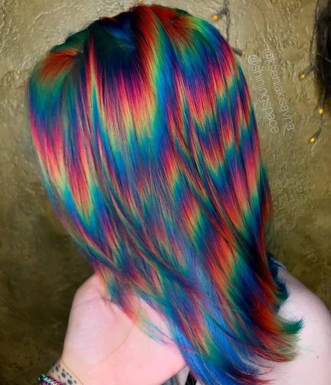 Mujer con cabello corto pintado con colores de fantasía que parecen destellos de luz, rosa, anaranjado, amarillo, verde y azul Holographic Hair, Rainbow Hair Color, Hair Color Unique, Pinterest Hair, Colorful Hair, Colored Hair, Hair Dye Colors, Unique Hairstyles, Rainbow Hair