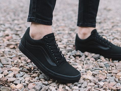 VANS old skool black ... <3 Summer Teen Fashion, Vans Old Skool Black, Summer Teen, Tenis Vans, Shoe Sketches, Old Skool Black, Shoes Illustration, Fila Shoes, Couple Shoes