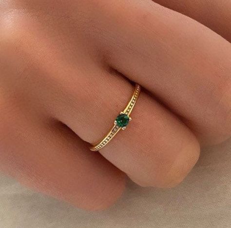 Gold Rings With Green Stone, Gold Green Jewelry, Green Stone Gold Ring, Gold And Green Jewelry, Grad Jewelry, Emerald Jewelry Ring, Emerald Green Ring, Emerald Ring Design, Emerald Green Jewelry