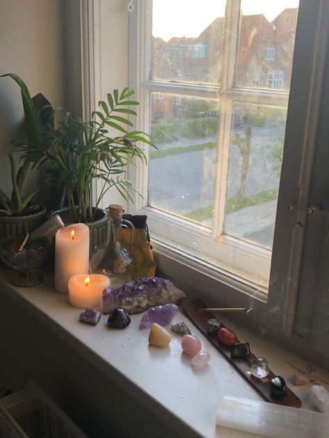 Witchy Windowsill, Crystal Altar Aesthetic, Crystals On Windowsill, Crystal Alter Aesthetic, Spiritual House Decor, Windowsill Altar, Windowsill Decor Ideas, Window Sill Decor Bedroom, Spiritual Room Aesthetic