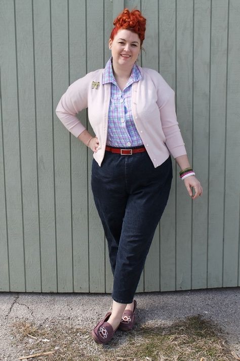 CURVY BEAUTIES // great streetstyle. #plussize #curvy #darkbluepants #lightblueblouse #lightpinkjacket #turban Rockabilly Fashion Plus Size, Plus Size Vintage Fashion, Cabelo Pin Up, Plus Size Rockabilly, Rockabilly Mode, Retro Hairstyles Tutorial, Pinup Hair, Easy Updo, Look Plus Size